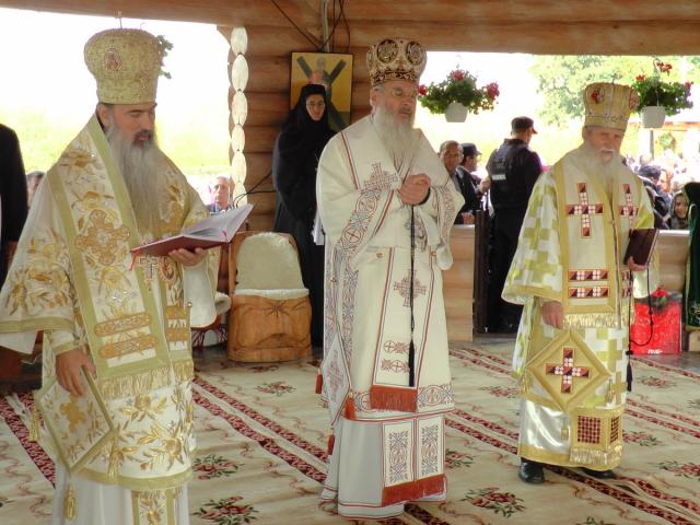 Trei ierarhi, la sfințirea bisericii Schitului Mitocu Dragomirnei