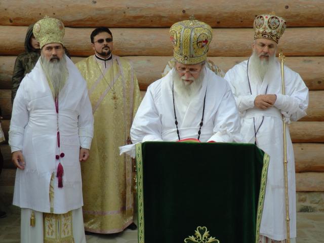 Trei ierarhi, la sfințirea bisericii Schitului Mitocu Dragomirnei