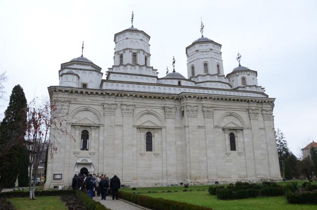 Sfântă Liturghie oficiată de IPS Mitropolit Teofan la Mănăstirea Golia (GALERIE FOTO)