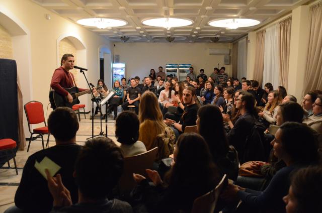 Seară de muzică folk, teatru şi poezie, la Colegiul „Sfântul Nicolae“