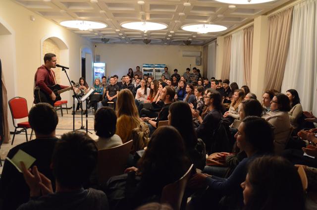 Seară de muzică folk, teatru şi poezie, la Colegiul „Sfântul Nicolae“