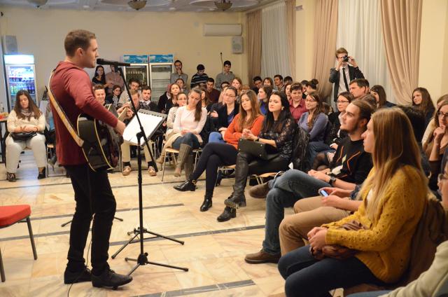 Seară de muzică folk, teatru şi poezie, la Colegiul „Sfântul Nicolae“