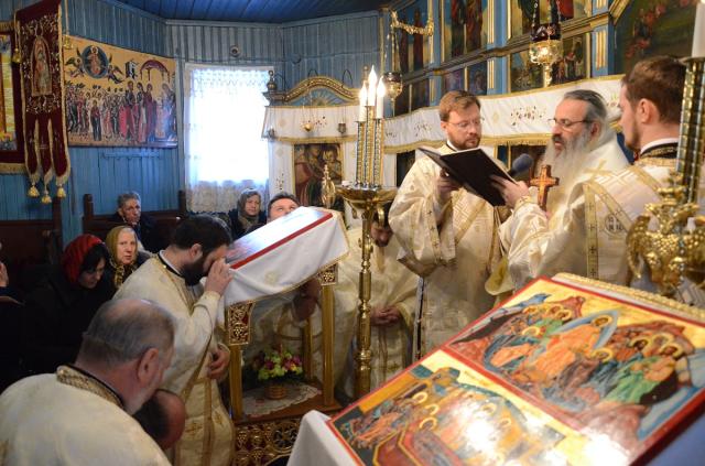 Liturghie arhierească şi sfinţire de centru social, în Parohia Pietriş