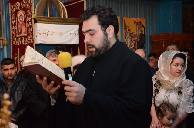 Liturghie arhierească şi sfinţire de centru social, în Parohia Pietriş