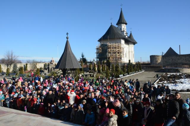 Copiii săraci au primit daruri la Mănăstirea Hadâmbu