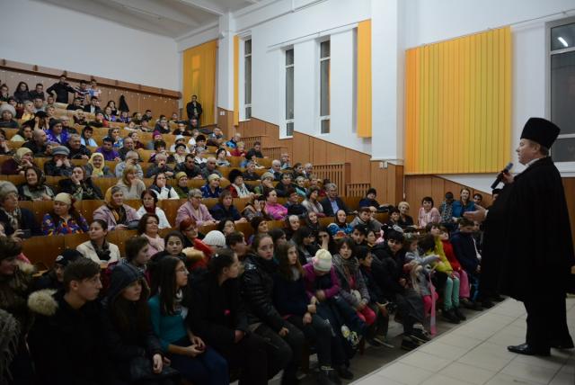 Spectacol artistic pentru bolnavii Spitalului de Recuperare din Iaşi