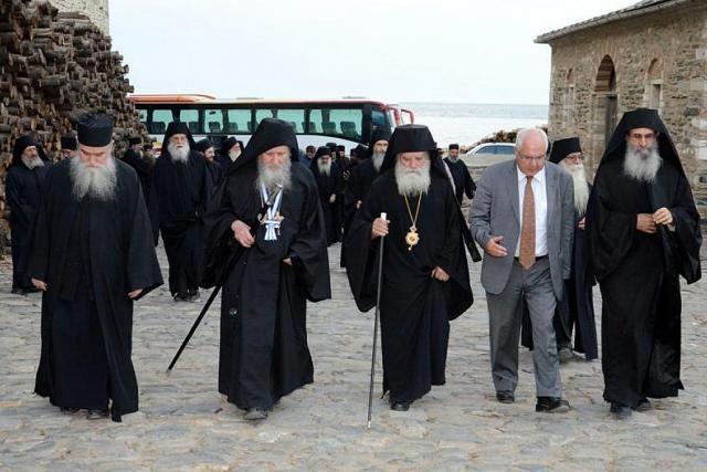 Gurvernatorul Aristos Kasmirogou alături de un episcop şi de membrii Sfintei Epistasii