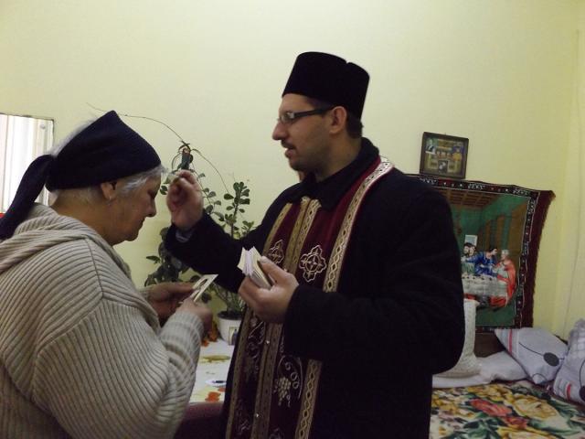 Copiii Parohiei Socrujeni colindă bătrânii de la Azilul Trusești
