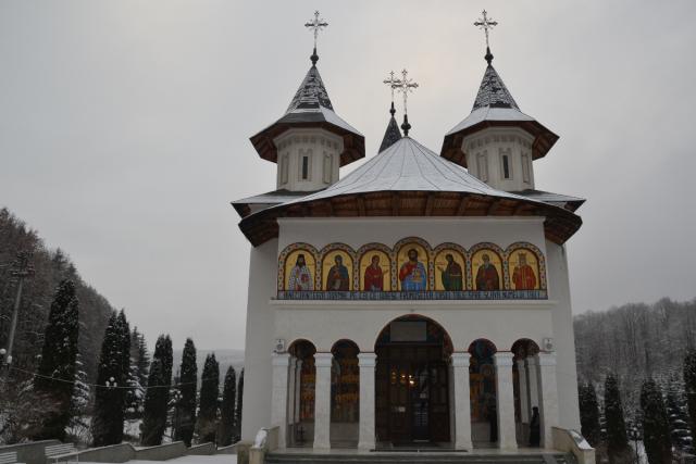 Trei ierarhi au oficiat slujba Parastasului pentru arhimandritul Victorin Oanele