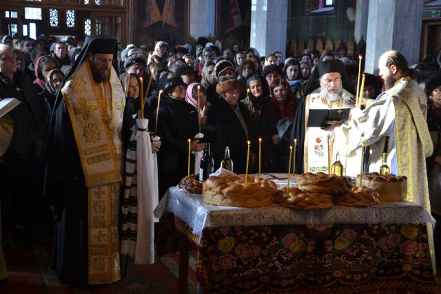 Trei ierarhi au oficiat slujba Parastasului pentru arhimandritul Victorin Oanele