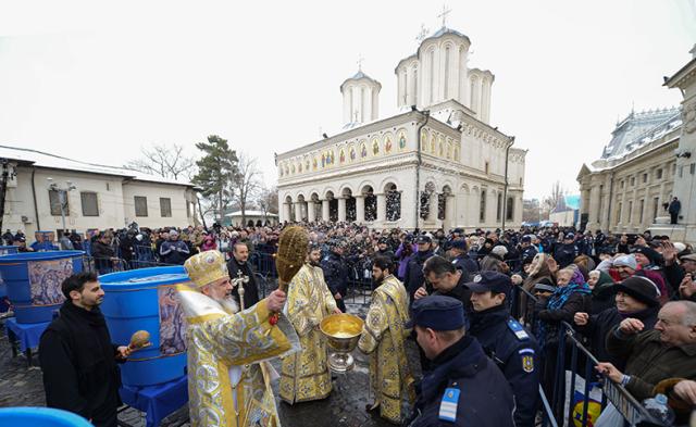 Slujba Bobotezei pe cuprinsul Patriarhiei Română văzută astăzi în 100 de imagini