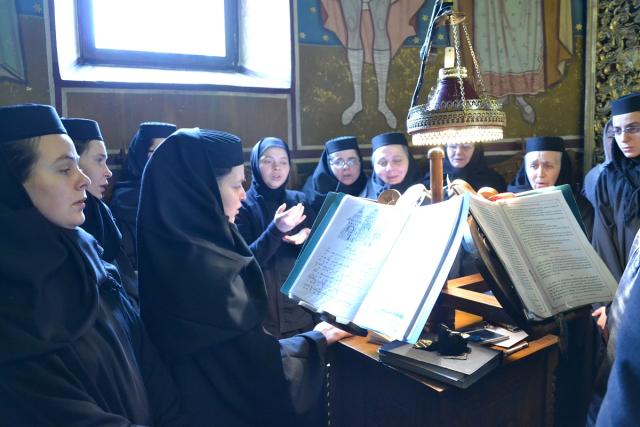 Sfinţii Atanasie şi Chiril, cinstiți prin Liturghie arhierească (GALERIE FOTO)
