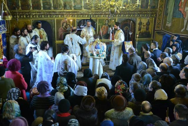Sfinţii Atanasie şi Chiril, cinstiți prin Liturghie arhierească (GALERIE FOTO)