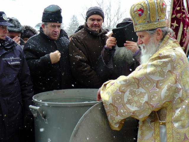 Slujbă arhierească de Bobotează, la Mănăstirea „Sfântul Ioan cel Nou” din Suceava