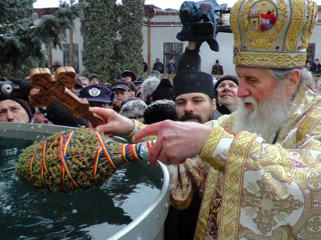 Slujbă arhierească de Bobotează, la Mănăstirea „Sfântul Ioan cel Nou” din Suceava
