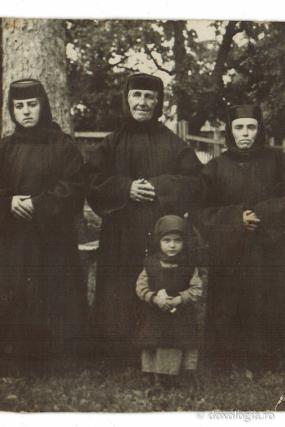 Maici de la Războieni, înainte de decretul din 1959
