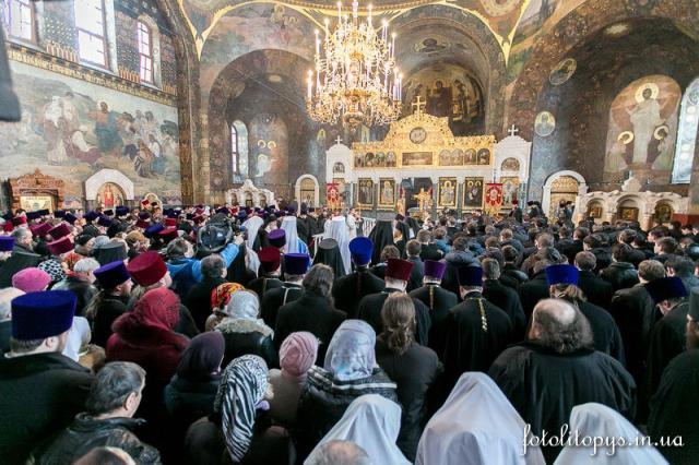 Mitropolitul Kievului a oficiat panihida pentru toți cei decedați pe Maidanul Independenței: „Sângele lor plânge în ceruri pentru ca pacea să pogoare în țara noastră!”