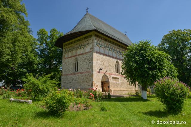Pași în veșnicie: cimitirul Mănăstirii Războieni