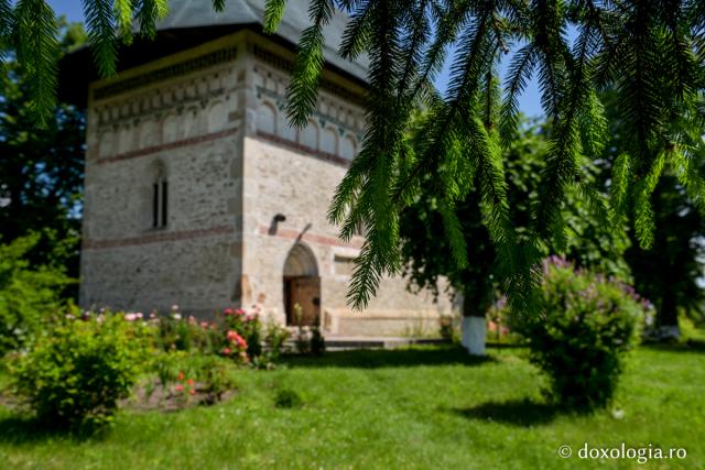 Restaurarea bisericii de la Războieni și descoperirea osemintelor