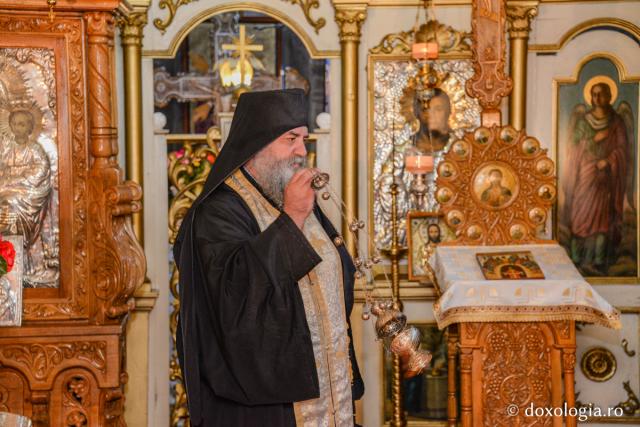 „Într-o mănăstire de maici, duhovnicul este împăciuitor”
