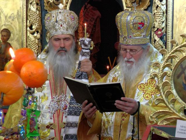 Liturghie cu doi arhierei, în localitatea natală a IPS Arhiepiscop Teodosie
