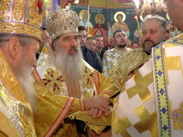Liturghie cu doi arhierei, în localitatea natală a IPS Arhiepiscop Teodosie