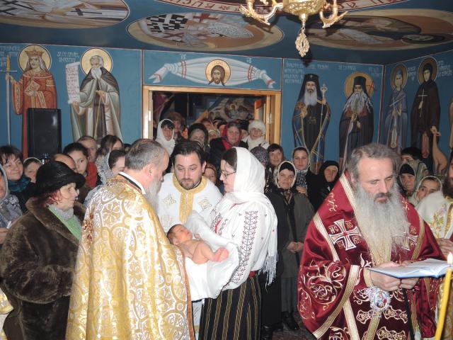 IPS Teofan a slujit Sfânta Liturghie şi slujba Botezului pentru prunca Mavra