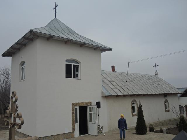 IPS Teofan a slujit Sfânta Liturghie şi slujba Botezului pentru prunca Mavra