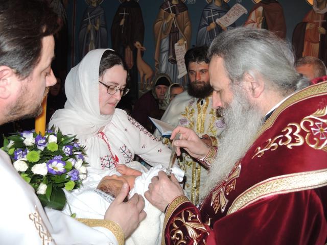 IPS Teofan a slujit Sfânta Liturghie şi slujba Botezului pentru prunca Mavra