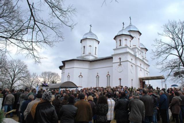 Părintele Aron Hogea a fost prohodit la Crivina