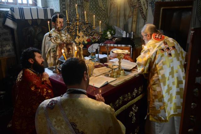 Liturghie arhierească în Parohia Fundu Moldovei