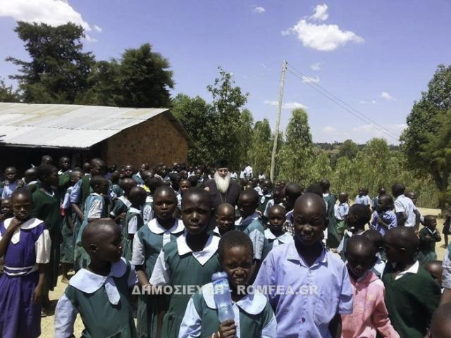 Mitropolitul Makarios al Kenyei alături de proaspeții absolvenți de liceu din Kenya