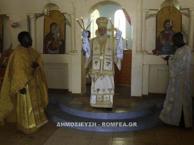 Mitropolitul Makarios al Kenyei alături de proaspeții absolvenți de liceu din Kenya
