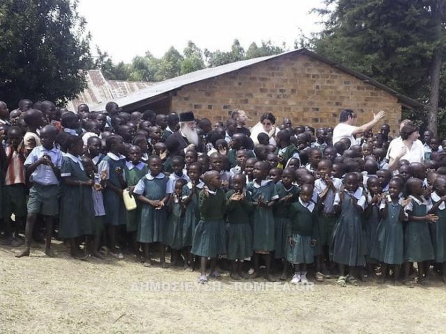 Mitropolitul Makarios al Kenyei alături de proaspeții absolvenți de liceu din Kenya
