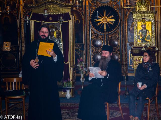 Preasfințitul Macarie, în mijlocul tinerilor