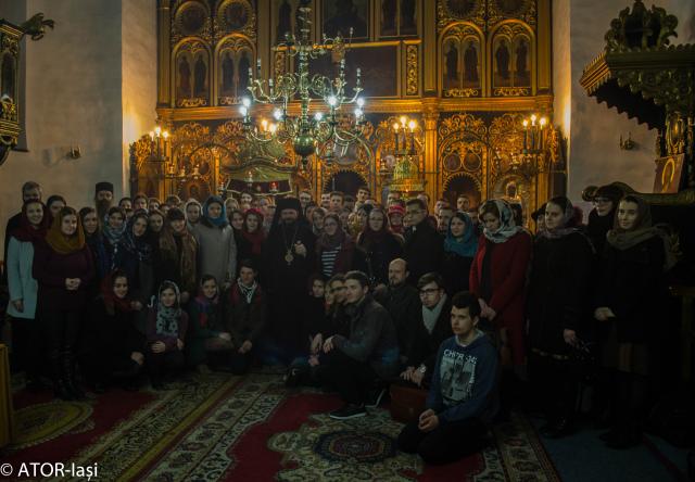 Preasfințitul Macarie, în mijlocul tinerilor