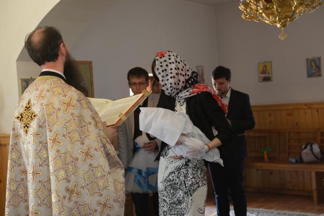 Al nouălea copil al unei familii sărace din județul Botoșani a fost încreștinat