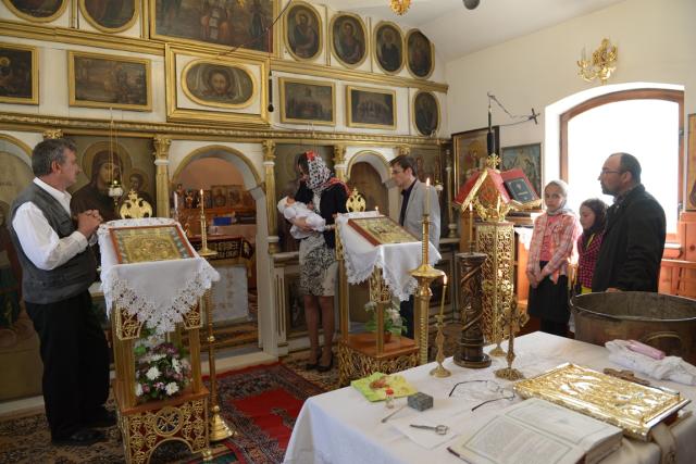 Al nouălea copil al unei familii sărace din județul Botoșani a fost încreștinat