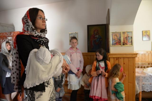 Al nouălea copil al unei familii sărace din județul Botoșani a fost încreștinat