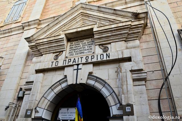 Punerea Crucii pe umerii Domnului în curtea Pretoriului