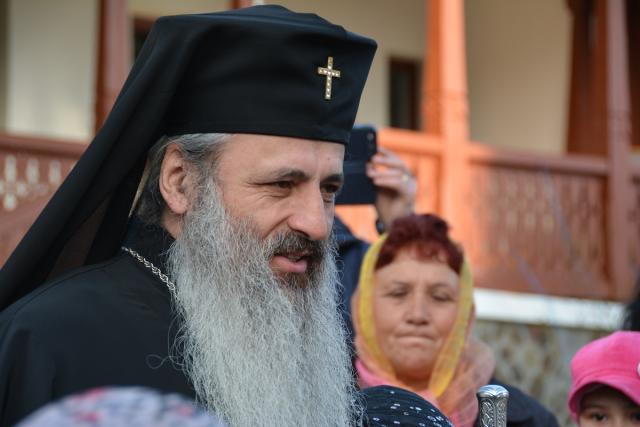 Numeroși pelerini, prezenți la procesiunea de la Mănăstirea Horaița la Mănăstirea Horăicioara
