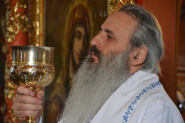 Numeroși pelerini, prezenți la procesiunea de la Mănăstirea Horaița la Mănăstirea Horăicioara