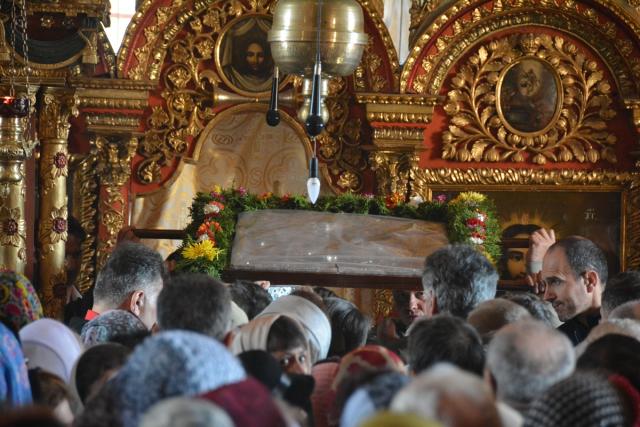 Numeroși pelerini, prezenți la procesiunea de la Mănăstirea Horaița la Mănăstirea Horăicioara