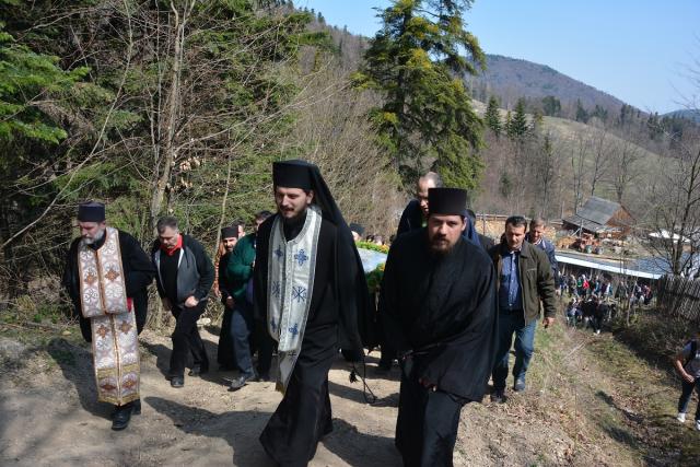 Numeroși pelerini, prezenți la procesiunea de la Mănăstirea Horaița la Mănăstirea Horăicioara