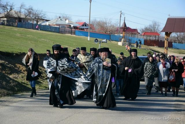 Preoţi şi credincioşi, pe "Drumul Crucii" la Mănăstirea Hadâmbu