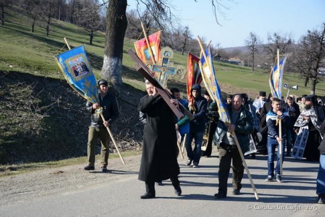 Preoţi şi credincioşi, pe "Drumul Crucii" la Mănăstirea Hadâmbu