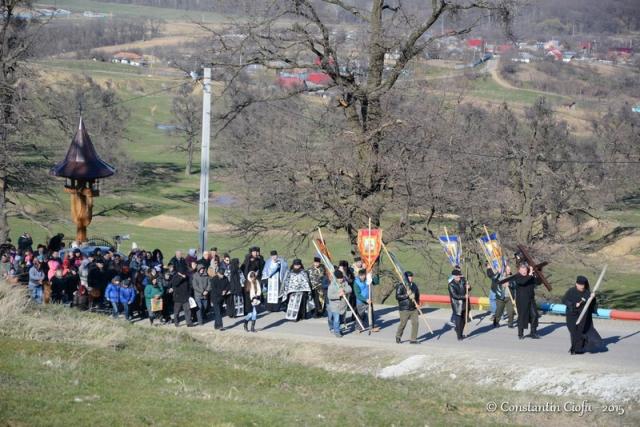 Preoţi şi credincioşi, pe "Drumul Crucii" la Mănăstirea Hadâmbu