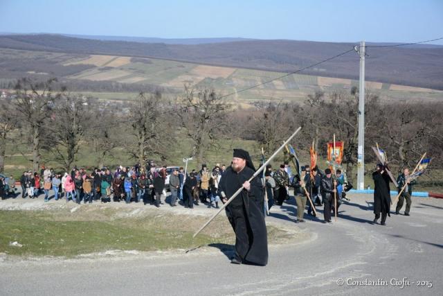 Preoţi şi credincioşi, pe "Drumul Crucii" la Mănăstirea Hadâmbu