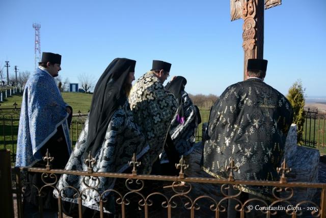 Preoţi şi credincioşi, pe "Drumul Crucii" la Mănăstirea Hadâmbu