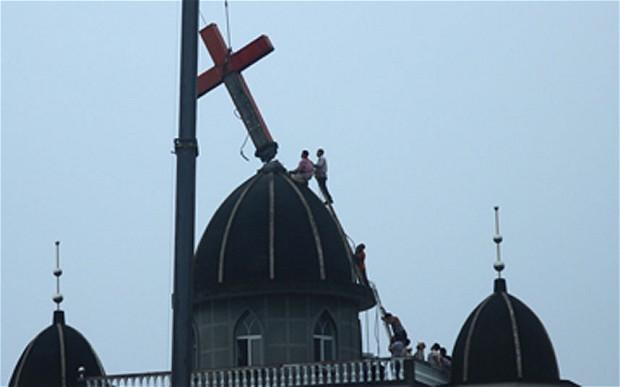 China: în ciuda promisiunilor, crucile și bisericile încă mai sunt profanate